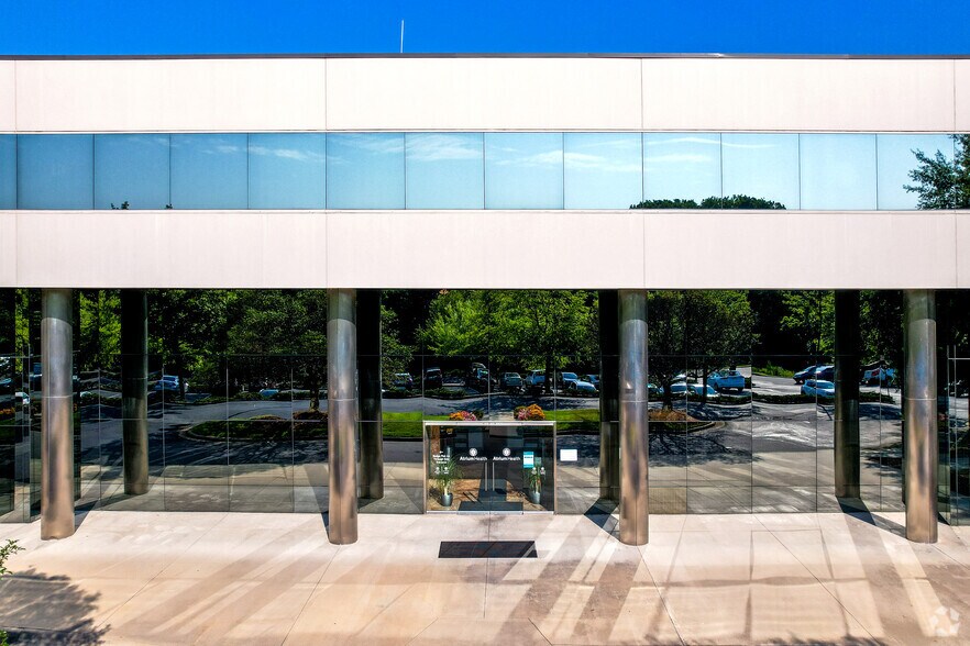 More Photos Of 9401 Arrowpoint Blvd, Charlotte Office For Lease