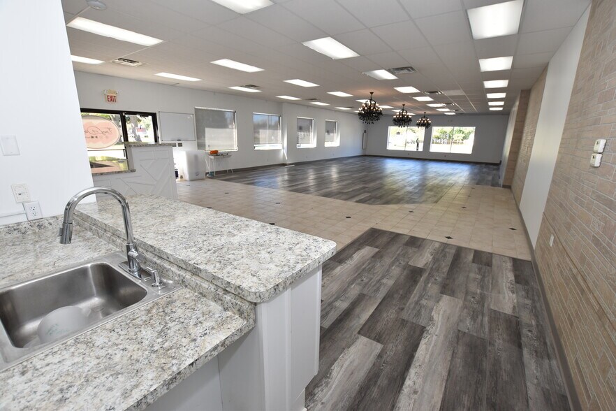 More Photos Of 5480-5488 Richfield Rd, Flint Unknown For Lease