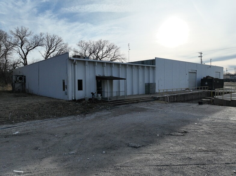 More Photos Of 126 S Griffith St, El Dorado Warehouse For Sale