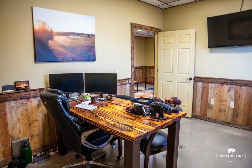 More Photos Of 204 S Broadway Ave, Hinton Storefront Retail Office For Sale