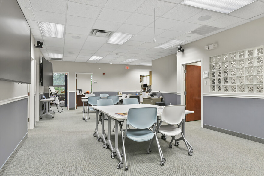 More Photos Of 875 Centerville Rd, Warwick Office For Lease