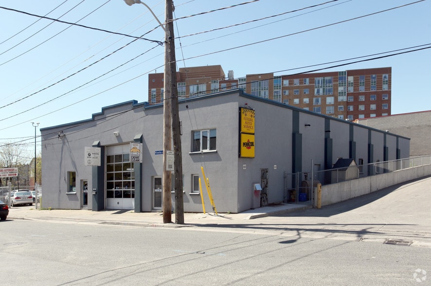 Primary Photo Of 1530 Keele St, Toronto Auto Repair For Lease