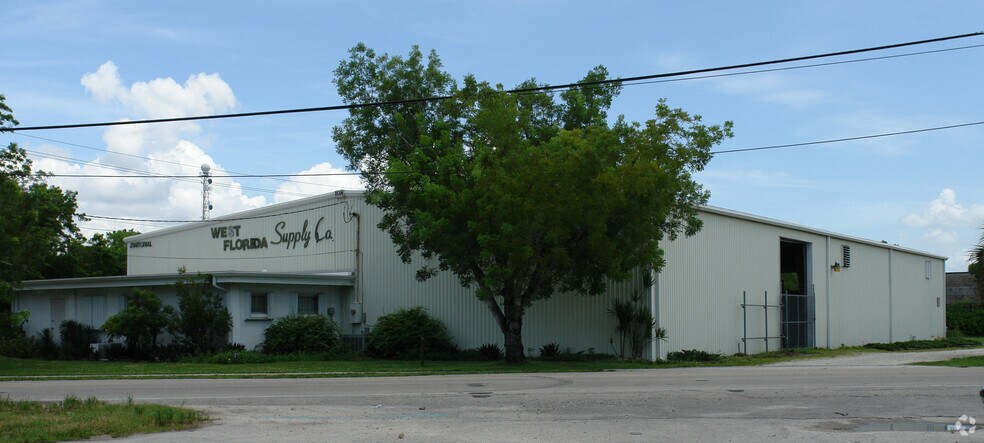 More Photos Of 1585 Seaboard St, Fort Myers Warehouse For Lease
