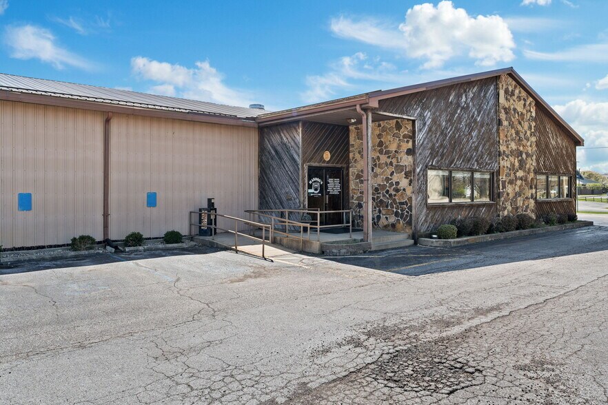 More Photos Of 1616 N Section St, Sullivan Sports And Entertainment For Sale