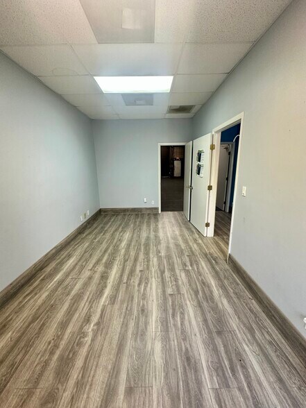 More Photos Of 12165 Metro Pky, Fort Myers Light Manufacturing For Lease