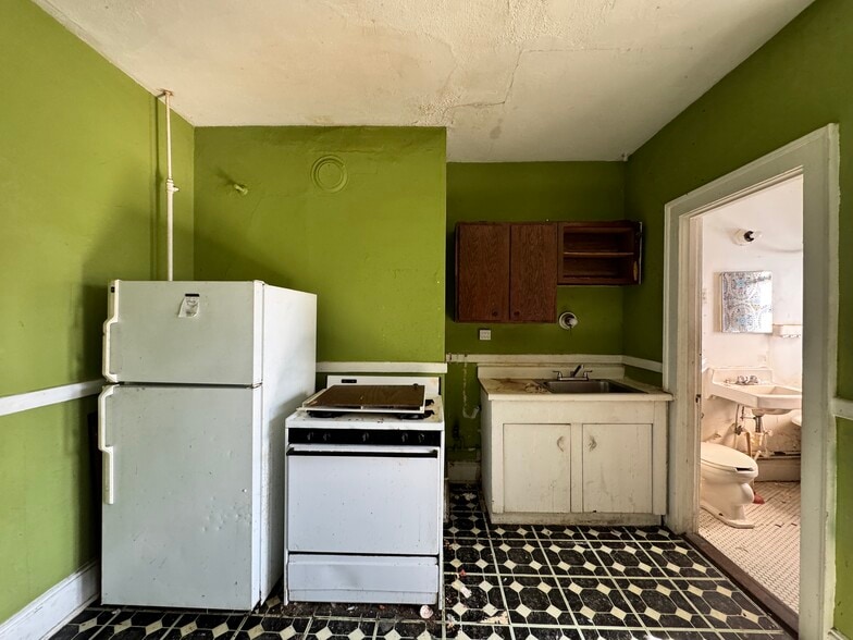 More Photos Of 102 Rowe Ave, Hartford Apartments For Sale