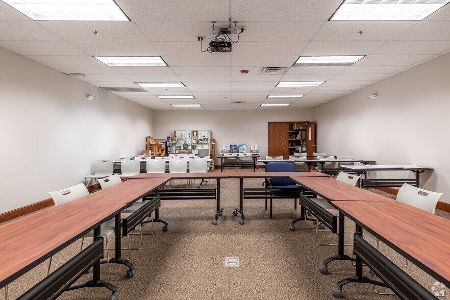 More Photos Of 5900 Pennsylvania Ave, Maple Heights Distribution For Lease