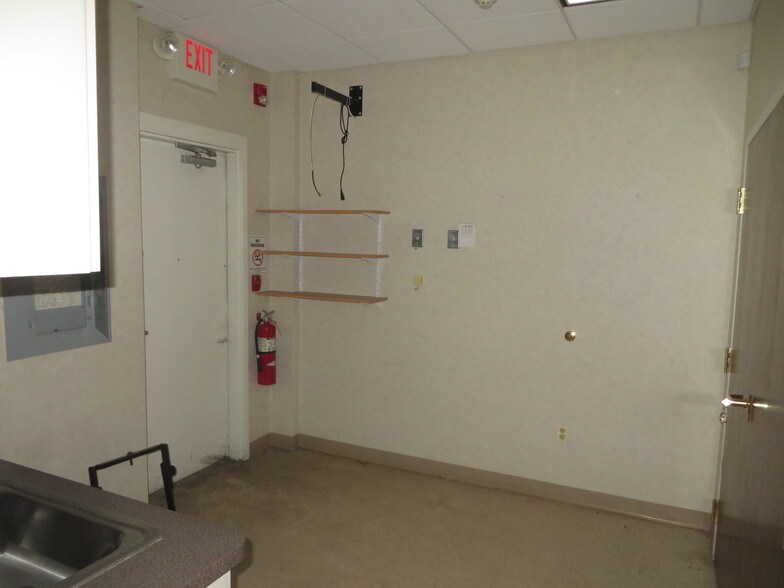 More Photos Of 8 Reading Rd, Flemington Unknown For Lease