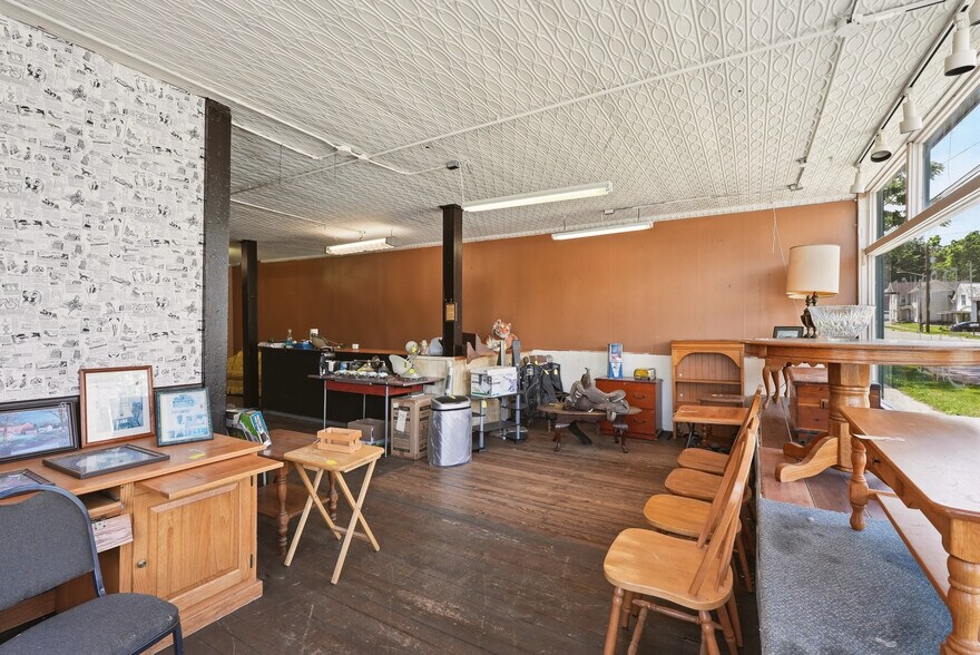 More Photos Of 31 S Front St, Burbank Storefront Retail Residential For Sale