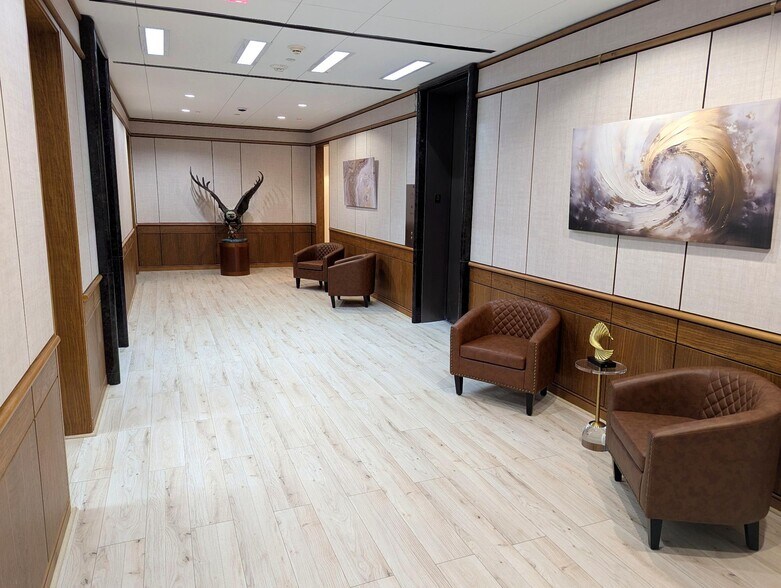 More Photos Of 17 S Briar Hollow Ln, Houston Coworking Space