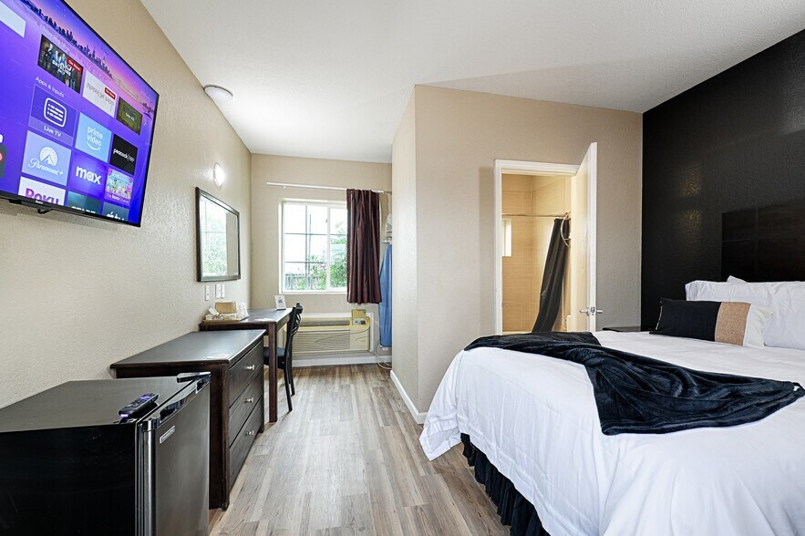 More Photos Of 110 S Main, Dilley Hotel For Sale