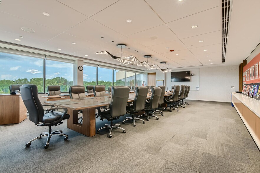 More Photos Of 75 Tri State International, Lincolnshire Office For Lease