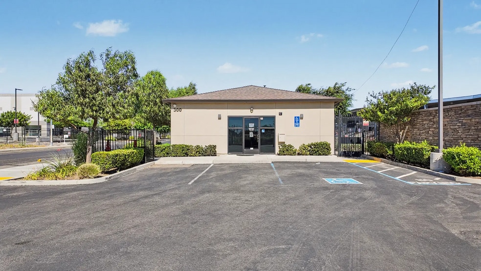 More Photos Of 300 Glenn Ave, Modesto Self Storage For Sale