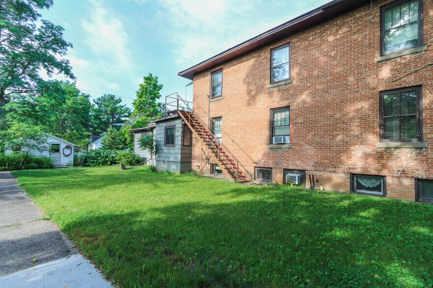 More Photos Of 109 W Lake St, Waupaca Healthcare For Sale