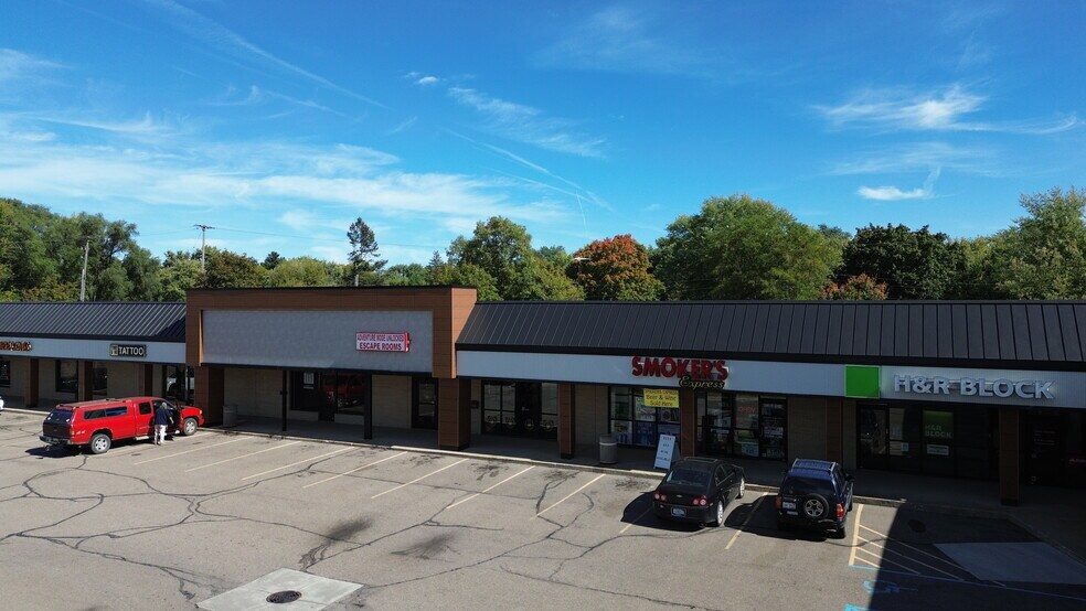 More Photos Of 727-817 N State Rd, Davison Unknown For Lease