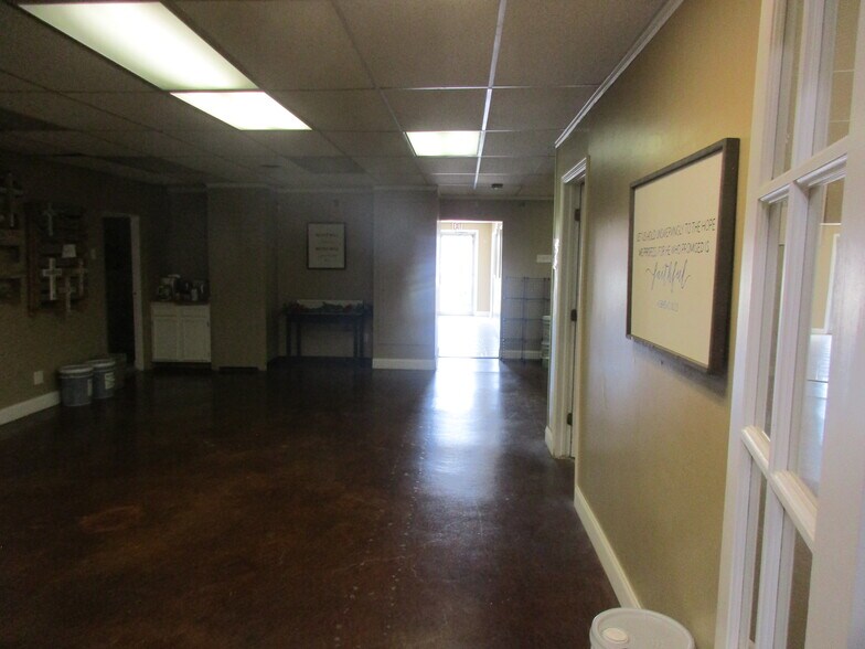 More Photos Of 7619-7621 E 46th Pl, Tulsa Showroom For Sale