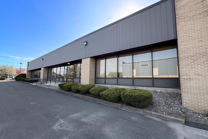 More Photos Of 555 Lordship Blvd, Stratford Showroom For Sale