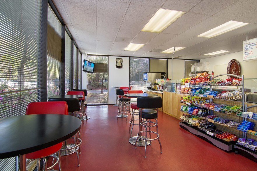 More Photos Of 2020 N Loop Fwy W, Houston Office For Lease