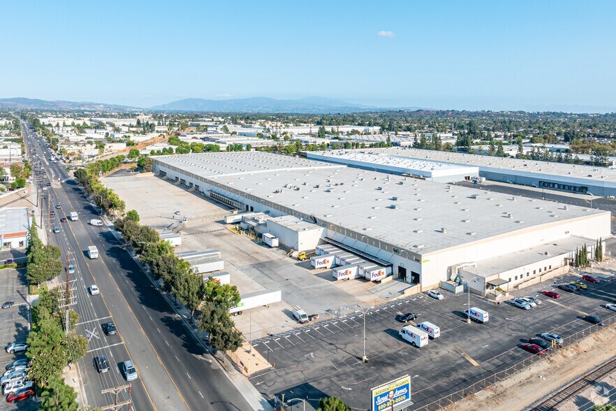 More Photos Of 458-486 E Lambert Rd, Fullerton Distribution For Lease