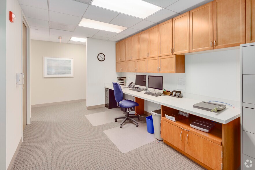 More Photos Of 6829 Elm St, McLean Medical For Lease