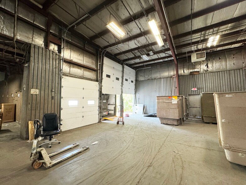 More Photos Of 14 Kraft Ave, Albany Warehouse For Lease