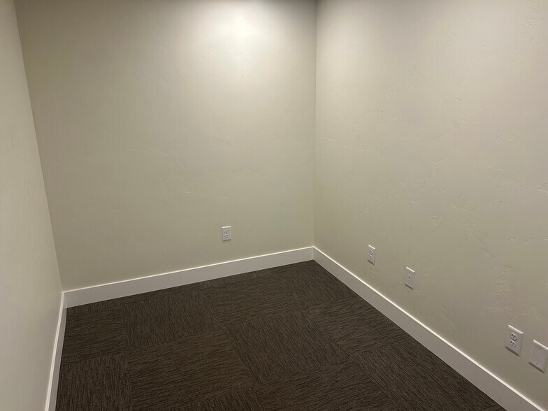 More Photos Of 518-540 S Commerce Dr, Orem Warehouse For Lease