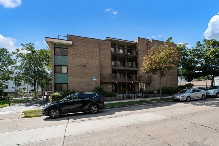 More Photos Of 2125 W Kilbourn Ave, Milwaukee Apartments For Sale