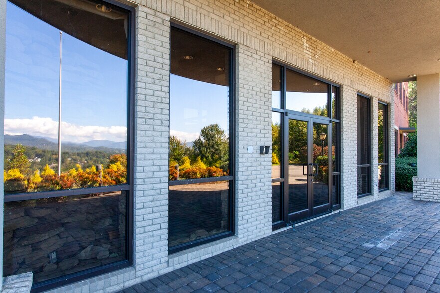 More Photos Of 14 One Center Ct, Franklin Medical For Sale