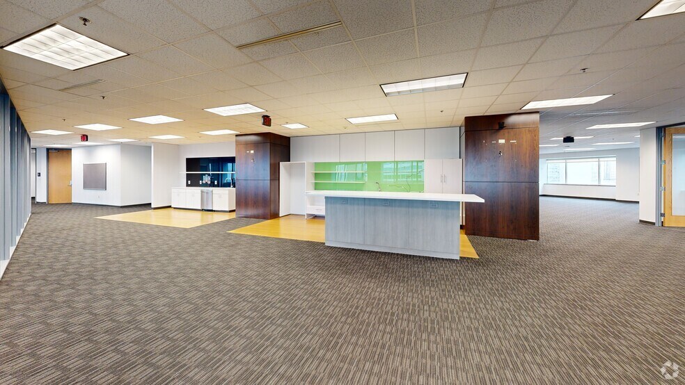 More Photos Of 365 Canal St, New Orleans Office For Lease