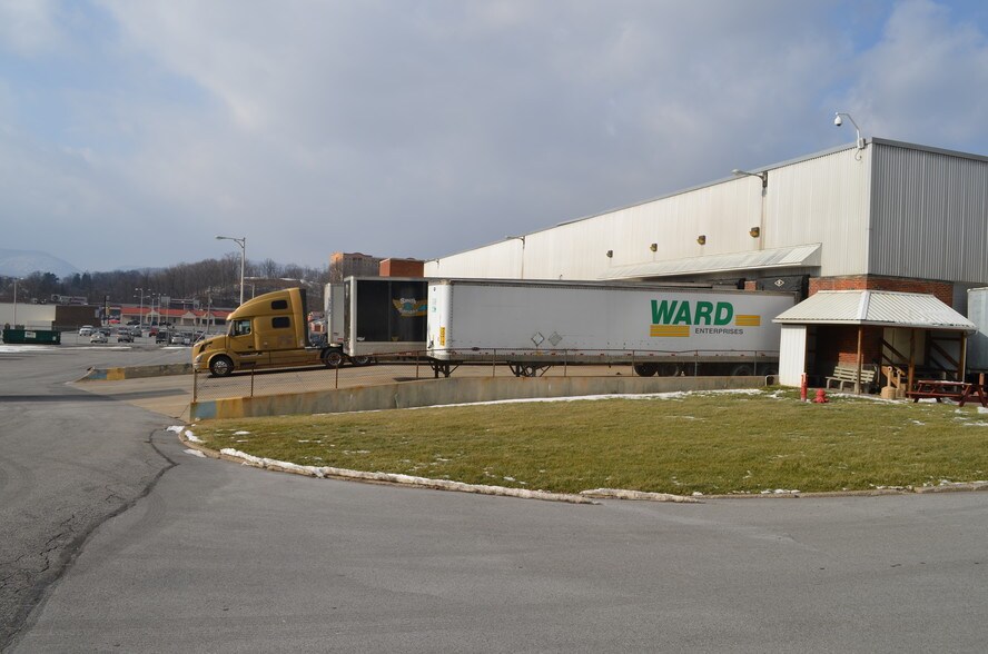 More Photos Of 3121 Pleasant Valley Blvd, Altoona Light Distribution For Lease