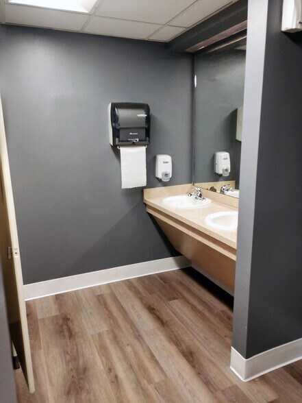 More Photos Of 10200 Linn Station Rd, Louisville Office For Lease