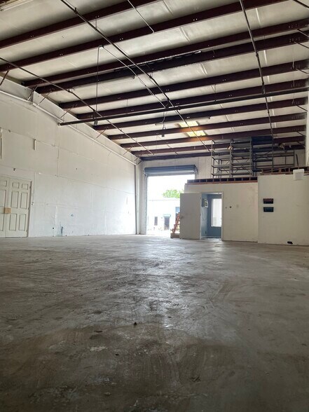 More Photos Of 500 Seminole Blvd, Largo Warehouse For Lease