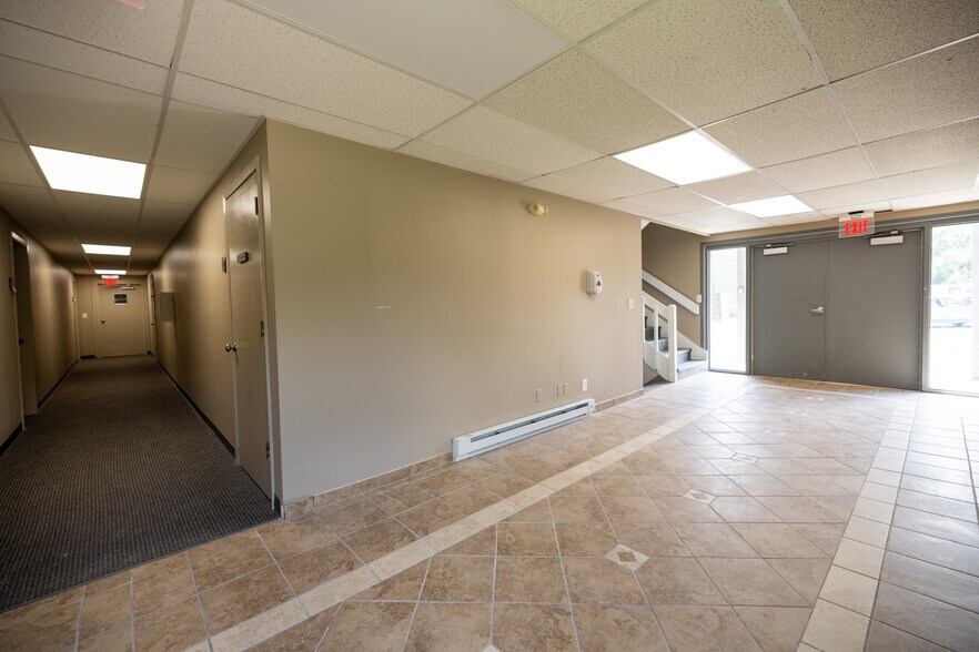 More Photos Of 11108 N Oak Tfwy, Kansas City Office For Lease