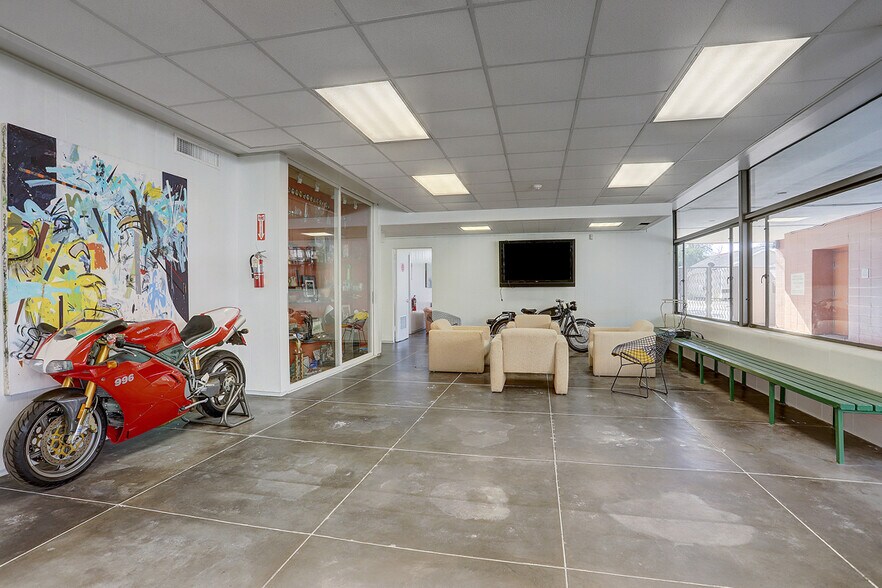 More Photos Of 7305 Navigation Blvd, Houston Office For Sale