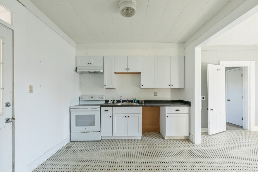 More Photos Of 307 Railroad Ave, Ashland Storefront Retail Residential For Sale