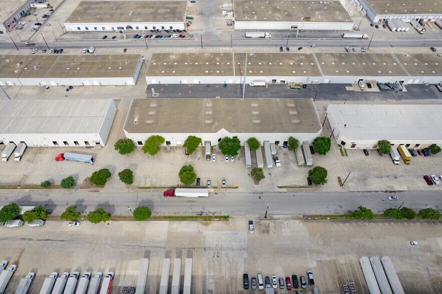 More Photos Of 5813 Distribution, San Antonio Warehouse For Lease