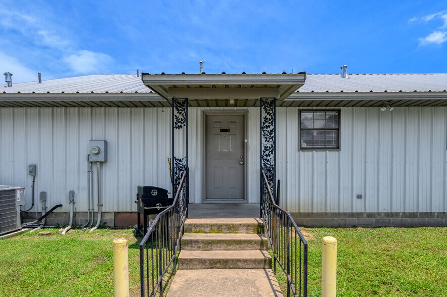 More Photos Of 220 S Elm St, Sherman Office For Sale