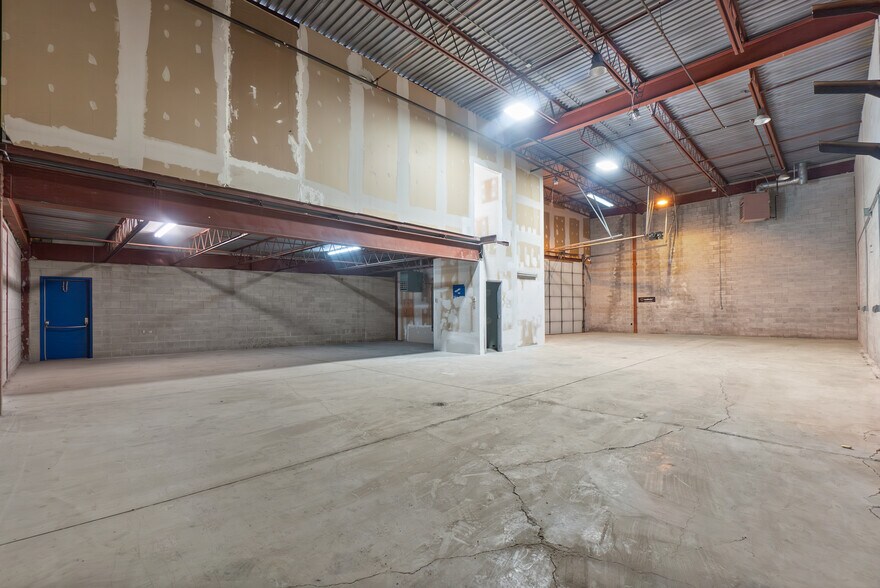 More Photos Of 403-409 Rue Saint-Roch, Montréal Warehouse For Lease