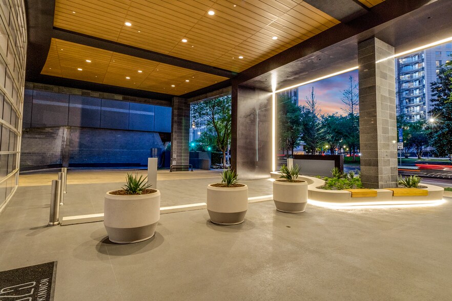 More Photos Of 2525 McKinnon St, Dallas Office For Lease