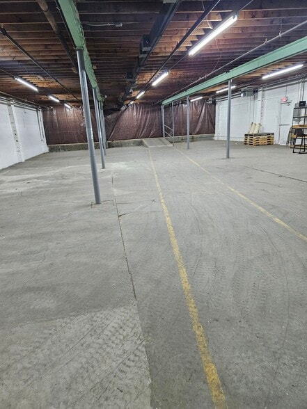 More Photos Of 33 Elm St, Merrimack Warehouse For Lease
