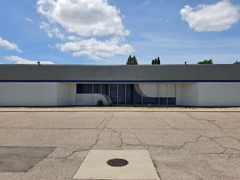More Photos Of 2188 S Center Rd, Burton Freestanding For Sale