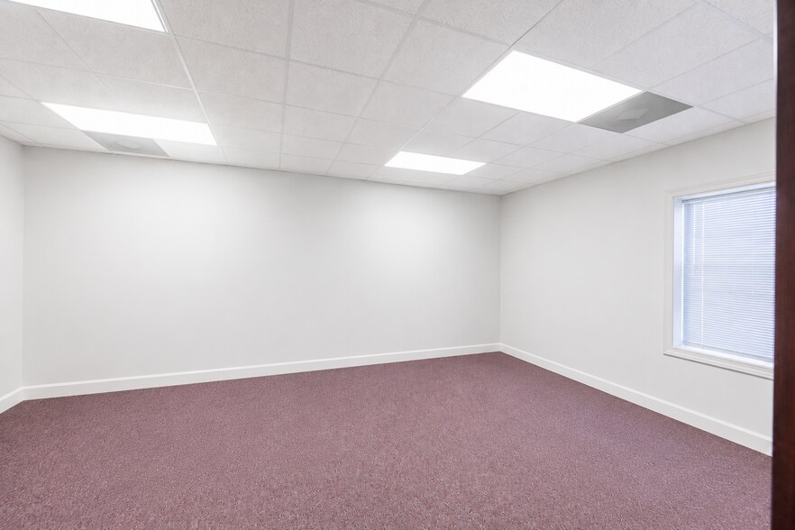 More Photos Of 10310 Memory Ln, Chesterfield Office For Sale