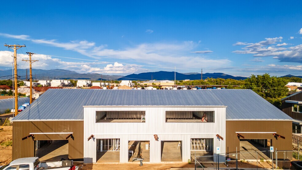 More Photos Of 1189 Parkway Dr, Santa Fe Showroom For Sale