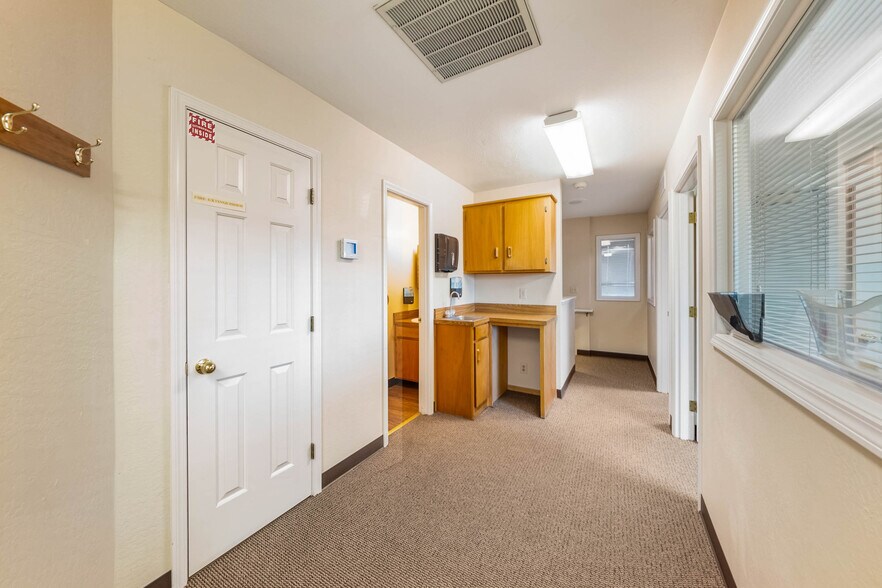 More Photos Of 735 SE 7th St, Grants Pass Office For Sale