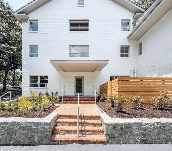 More Photos Of 1881 Howell Mill Rd NW, Atlanta Office For Lease