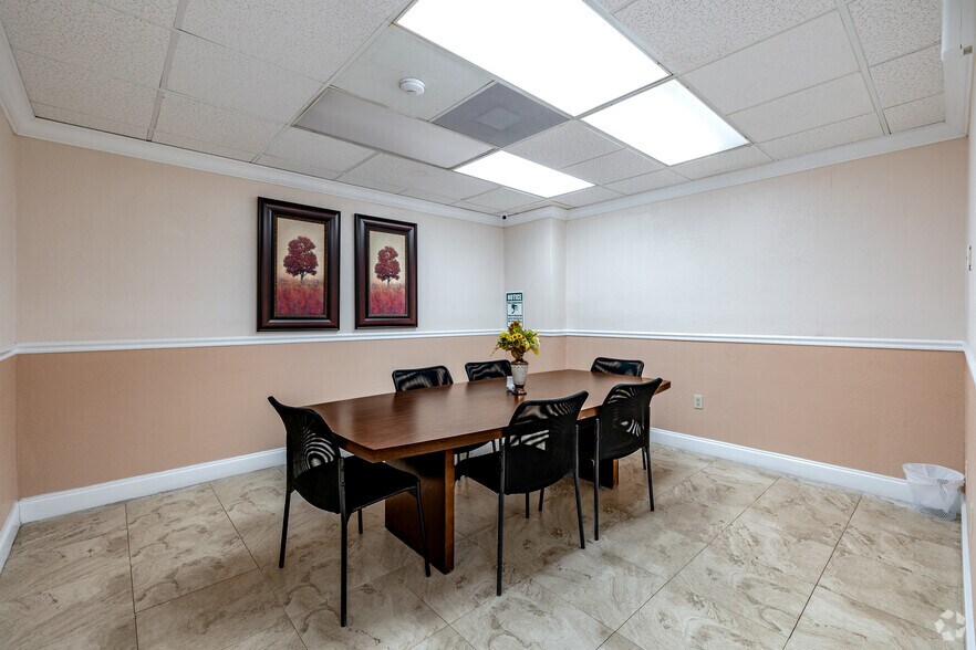 More Photos Of 1000-1026 Savage Ct, Longwood Showroom For Lease