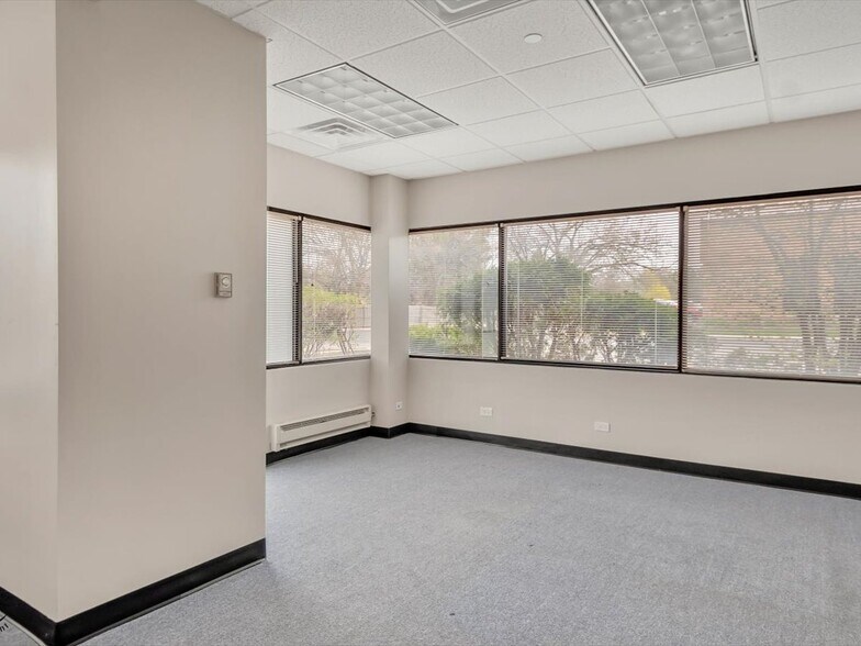 More Photos Of 1990 E Algonquin Rd, Schaumburg Office For Lease