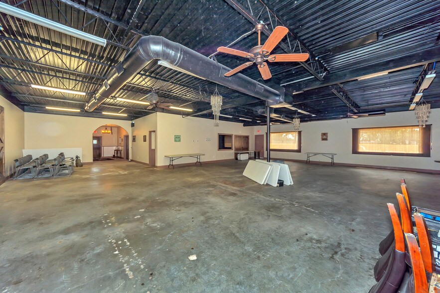 More Photos Of 2001 S Austin Ave, Denison Light Distribution For Lease