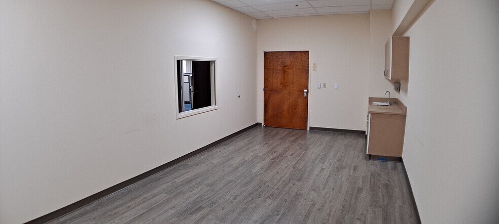 More Photos Of 5000 Park St N, Saint Petersburg Flex For Lease