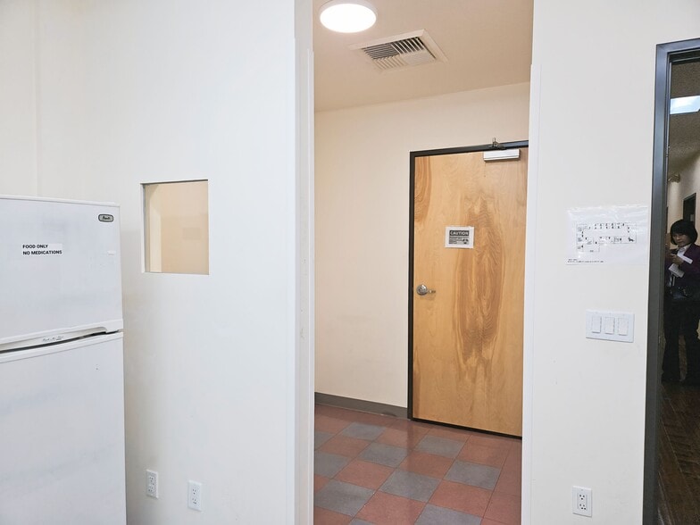 More Photos Of 2120 W 8th St, Los Angeles Office For Sale